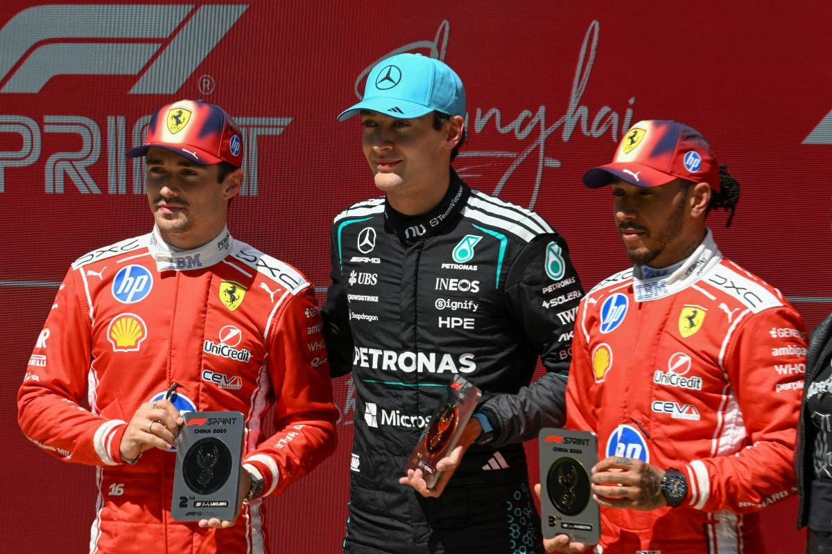 O piloto britânico da Mercedes, George Russell (C), comemora a vitória ao lado do piloto monegasco da Ferrari, Charles Leclerc (E), que ficou em segundo lugar, e do piloto britânico da Ferrari, Lewis Hamilton (D), que ficou em terceiro, após a corrida sprint do Grande Prêmio da China de Fórmula 1 no Circuito Internacional de Xangai/  JADE GAO / AFP