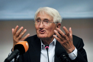O fil&oacute;sofo e soci&oacute;logo alem&atilde;o J&uuml;rgen Habermas, um dos principais pensadores sobre democracia e "esfera p&uacute;blica"