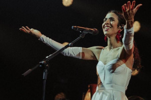 Marisa Monte j&aacute; levou mais de 120 mil espectadores para a turn&ecirc; "Phonica" no Sul e Sudeste.