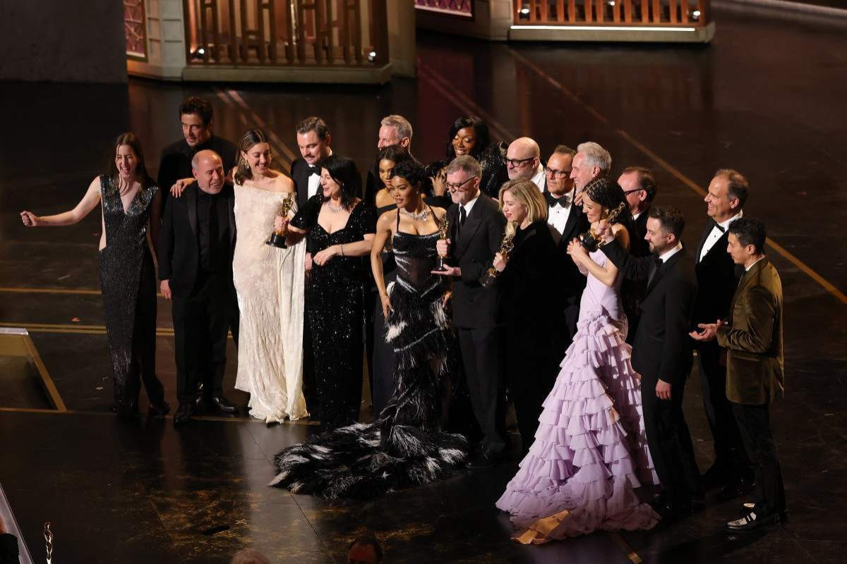 Equipe de 'Uma Batalha Após a Outra' recebe Oscar 2026 de Melhor Filme/KEVIN WINTER / GETTY IMAGES NORTH AMERICA / GETTY IMAGES VIA AFP