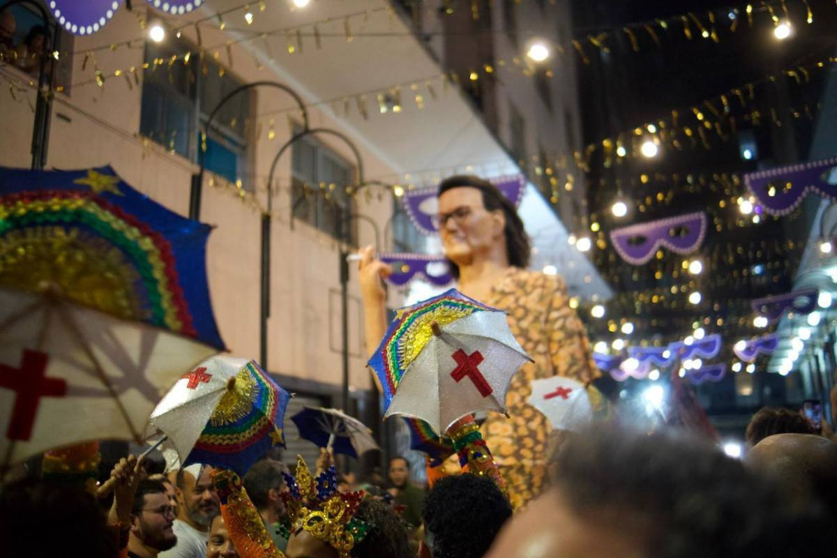 Boneco gigante da personagem Dona Sebastiana, de 'O Agente Secreto' (Francisco Silva/DP Foto)