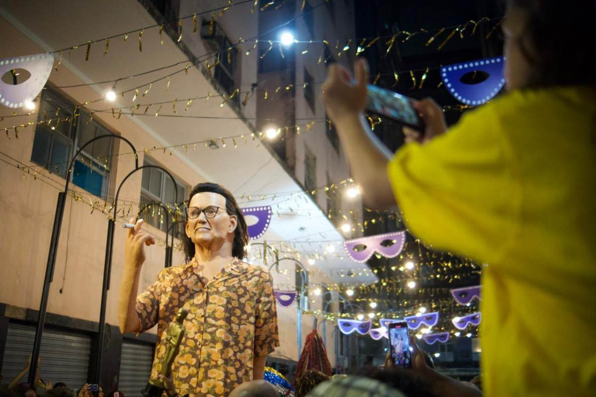 Boneco gigante da personagem Dona Sebastiana, de 'O Agente Secreto' (Francisco Silva/DP Foto)