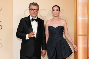 Kleber Mendonca Filho e a produtora Emilie Lesclaux no tapete vermelho do Oscar