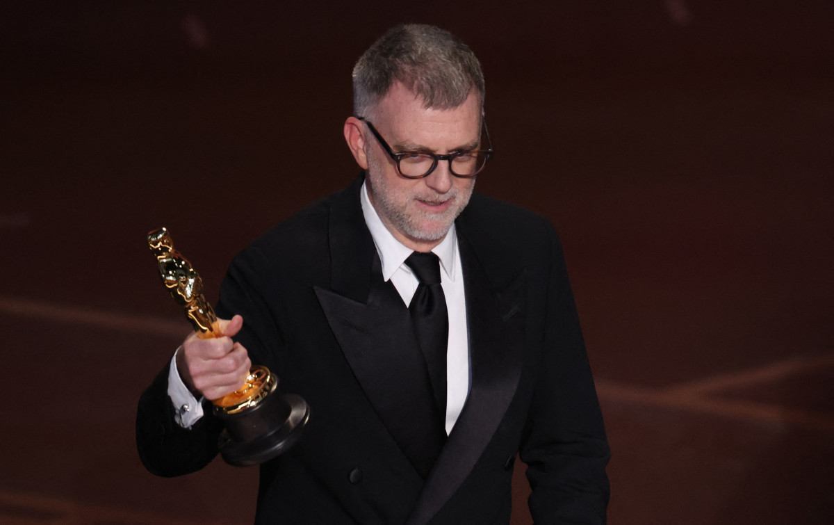 Paul Thomas Anderson com a estatueta de Melhor Direção/Foto: Patrick T. Fallon / AFP