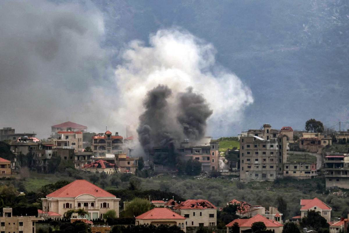 Colunas de fumaça se elevam após o bombardeio israelense à vila de Khiam, no sul do Líbano, perto da fronteira com Israel, como visto da cidade vizinha de Marjayoun, em 16 de março de 2026/AFP