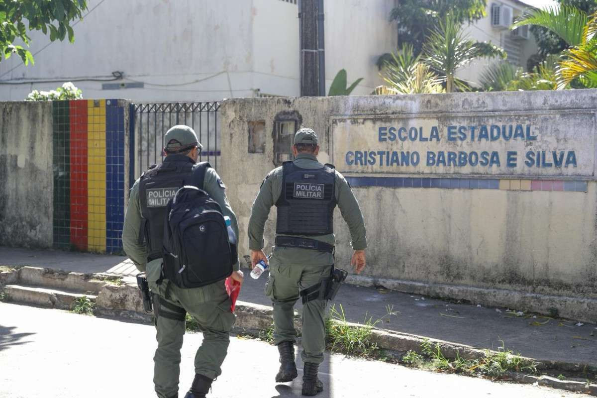 PM fizeram rondas na frente da escola onde um garoto esfaqueou três colegas, nesta segunda (16), em Barreiros, na Mata Sul /Rafael Vieira/DP