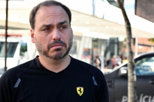 Carlos ap&oacute;s visitar Bolsonaro: "Inchado e irritado"