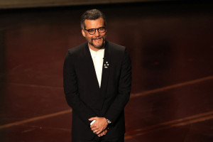 Wagner Moura foi um dos apresentadores da categoria de Melhor Sele&ccedil;&atilde;o de Elenco