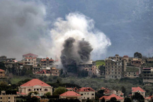 Colunas de fuma&ccedil;a se elevam ap&oacute;s o bombardeio israelense &agrave; vila de Khiam, no sul do L&iacute;bano, perto da fronteira com Israel, como visto da cidade vizinha de Marjayoun, em 16 de mar&ccedil;o de 2026