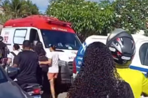 Ambul&acirc;ncia do Samu e viatura da PM chegando &agrave; escola em Barreiros ap&oacute;s ataque 
