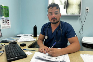 M&eacute;dico que atendeu as v&iacute;timas do ataque na escola em Barreiros