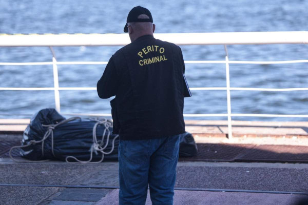Corpo foi retirado da água pelos bombeiros e levado ao IML (Foto: Marina Torres/DP Foto)