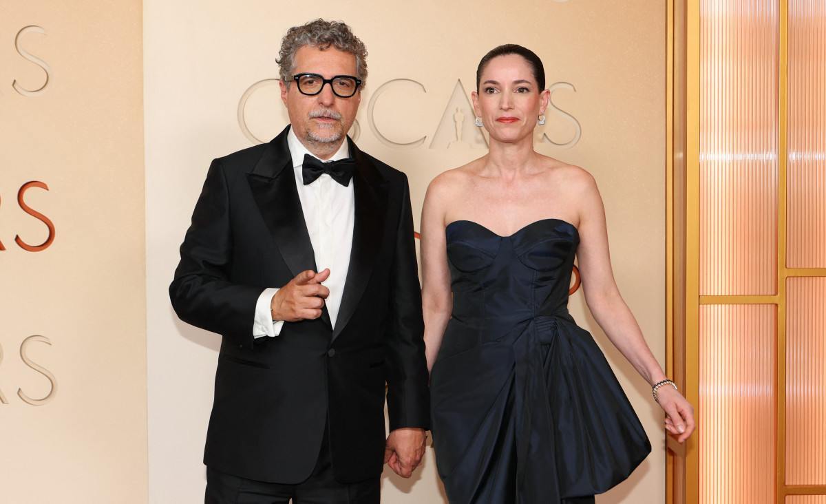 O diretor brasileiro Kleber Mendonça Filho e a produtora francesa Emilie Lesclaux comparecem à 98ª edição do Oscar no Dolby Theatre em Hollywood, Califórnia, em 15 de março de 2026. (Foto de ANGELA WEISS / AFP)/ AFP