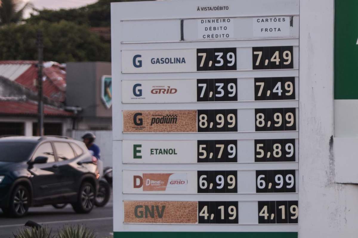 O Procon-PE notificou, até esta segunda (16/3), 70 postos de combustíveis/Foto: Marina Torres/DP Foto