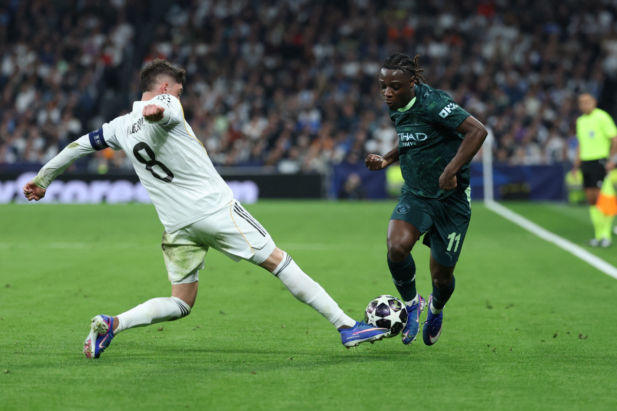 Federico Valverde e Jeremy Doku, jogadores de Real Madrid e Manchester City/ THOMAS COEX / AFP
