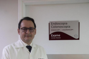 O seu tratamento &eacute; feito atrav&eacute;s da a&ccedil;&atilde;o conjunta de antibi&oacute;ticos e medica&ccedil;&otilde;es para diminuir a secre&ccedil;&atilde;o &aacute;cida do est&ocirc;mago