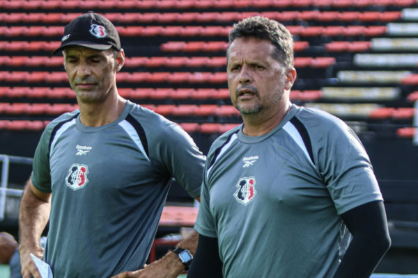 Claudinei Oliveira, t&eacute;cnico do Santa Cruz
