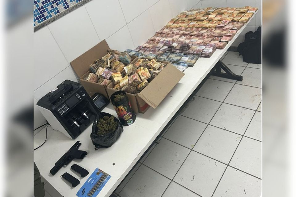  Durante a vistoria no caminhão, foram encontrados entorpecentes, arma de fogo, munições e uma quantia significativa em dinheiro.
/Foto: Reprodução / PMPE