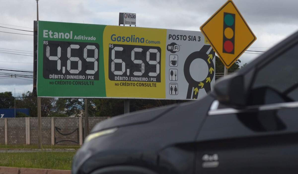 O preço da gasolina chegou a R$ 6,59 por litro. Já o etanol era vendido a R$ 4,59 e o diesel, a R$ 5,99/Ed Alves/CB/D.A Press