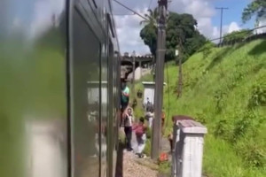 Em v&iacute;deos que circulam nas redes sociais, &eacute; poss&iacute;vel ver passageiros descendo de uma das composi&ccedil;&otilde;es e andando pela via do metr&ocirc;. 
