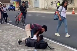 alunos brigam na frente de escola estadual em Goiana, na Mata Norte de Pernambuco 
