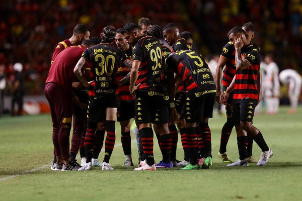 Elenco do Sport em partida na Ilha do Retiro