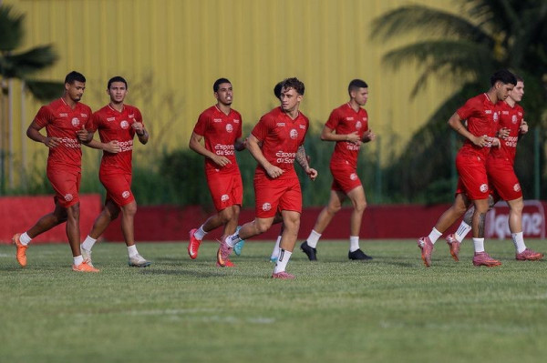 Elenco do N&aacute;utico no CT Wilson Campos