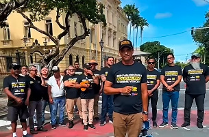 Membros do Sindicado dos Policiais Civis em frente ao Palácio do Campo das Princesas/Reprodução de vídeo/Sinpol
