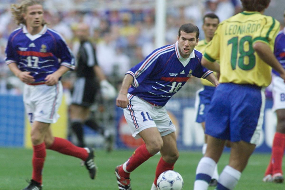 Zidane em campo pela Seleção Francesa contra o Brasil.  (Foto: Gabriel Bouys/AFP)