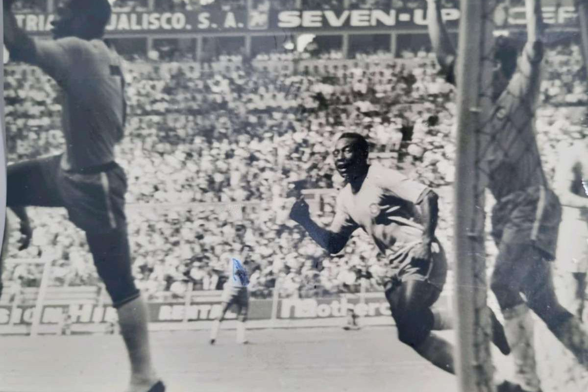 Pelé celebra gol na Copa do Mundo. (Foto: Acervo/DP)