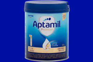 F&oacute;rmula infantil para lactentes Aptamil Premium 1 - 800g, produzida pela Danone.