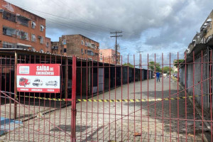 Grades do condom&iacute;nio isoladas por fita de seguran&ccedil;a ap&oacute;s o inc&ecirc;ndio no Conjunto Ign&ecirc;z Andreazza, na Zona Oeste do Recife