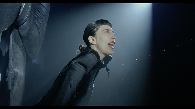 Com carreira consolidada na internet, Thai de Melo estrela monólogo em sua estreia na dramaturgia/Foto: Fernando Sant'anna/Divulgação