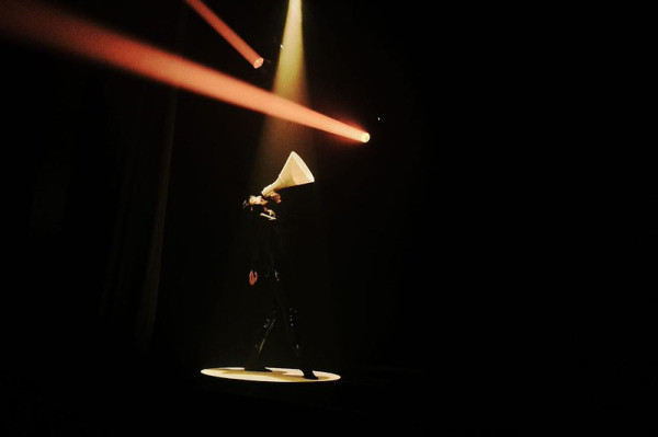 Com carreira consolidada na internet, Thai de Melo estrela monólogo em sua estreia na dramaturgia