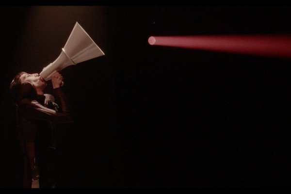 Com carreira consolidada na internet, Thai de Melo estrela monólogo em sua estreia na dramaturgia