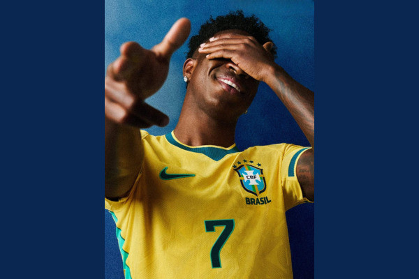 Nova camisa da Seleção Brasileira 2026: Vini Jr posa com a amarela vazada (Foto: Reprodução via Footyheadlines.com)