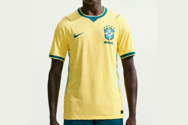 Nova camisa da Seleção Brasileira 2026: Vini Jr posa com a amarela vazada (Foto: Reprodução via Footyheadlines.com)
