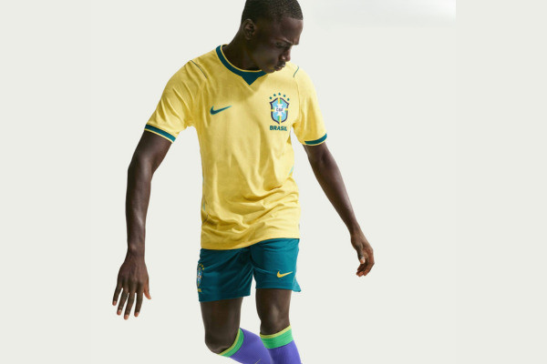 Nova camisa da Seleção Brasileira 2026: Vini Jr posa com a amarela vazada (Foto: Reprodução via Footyheadlines.com)
