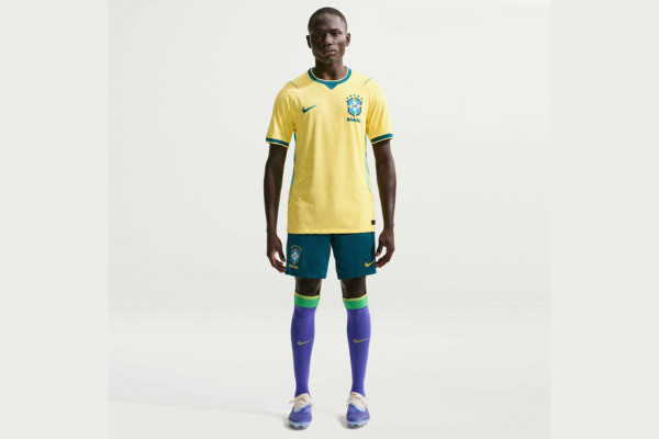 Nova camisa da Seleção Brasileira 2026: Vini Jr posa com a amarela vazada (Foto: Reprodução via Footyheadlines.com)