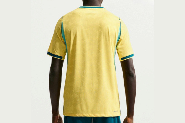 Nova camisa da Seleção Brasileira 2026: Vini Jr posa com a amarela vazada (Foto: Reprodução via Footyheadlines.com)