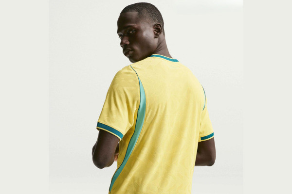 Nova camisa da Seleção Brasileira 2026: Vini Jr posa com a amarela vazada (Foto: Reprodução via Footyheadlines.com)