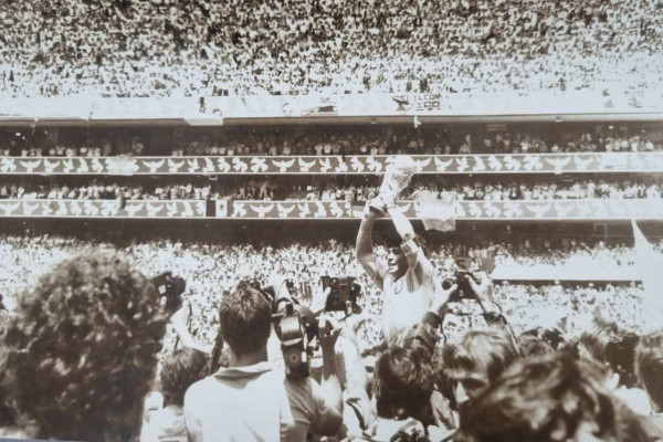 Maradona com a taça de Campeão da Copa do Mundo.  (Foto: Acervo/DP)