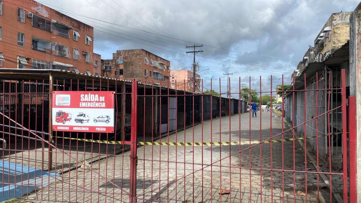 Grades do condomínio isoladas por fita de segurança após o incêndio no Conjunto Ignêz Andreazza, na Zona Oeste do Recife/Cadu Silva/DP