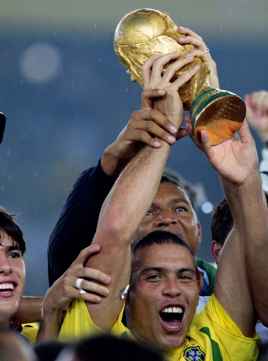 Ronaldo Fen&ocirc;meno com a ta&ccedil;a de Campe&atilde;o do Mundo. (Foto: Gabriel Bouys/AFP)