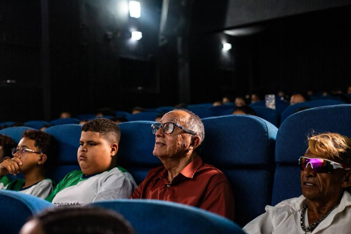 Seu Aurélio comemora o sucesso do Cine Aurélio na reabertura da sala, em 2016: "A sensação foi como voltar para o tempo em que eu era criança". (Crysli Viana/DP Foto)