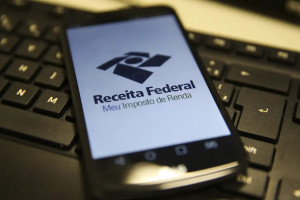 Devem declarar contribuintes que receberam rendimentos tribut&aacute;veis acima de R$ 35.584 no ano passado