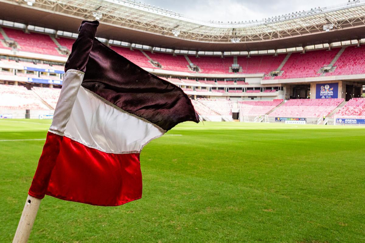 Bandeira do Santa Cruz na Arena Pernambuco/Rafael Vieira/FPF