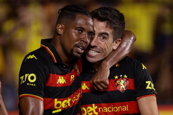 O atacante Iury Castilho e o meia-atacante Carlos de Pena, jogadores do Sport