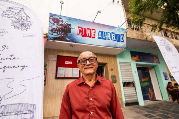 Conheça Seu Aurélio, ex-pedreiro que construiu e comanda único cinema de rua do Agreste Setentrional