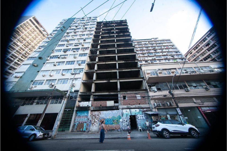 Edifício na Rua Siqueira Campos está entre os imóveis previstos para política de retrofit/Marina Torres/DP Foto